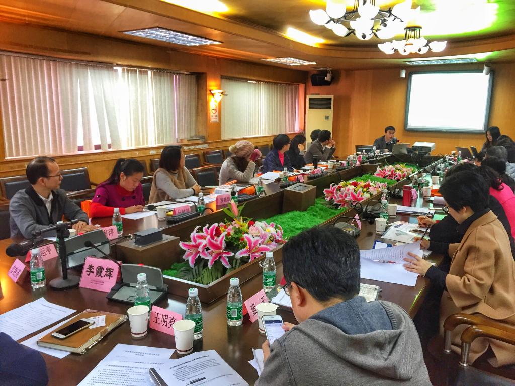 图3:广东工业大学经济与贸易钱能钱包王明亮副院长与与会代表讨论活动方案